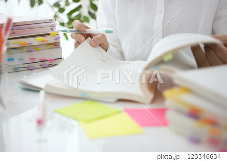 学習するミドル女性の手元 123346634