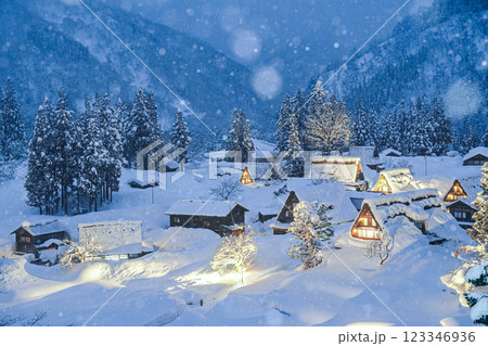 五箇山　相倉合掌造り集落　冬のライトアップ 123346936