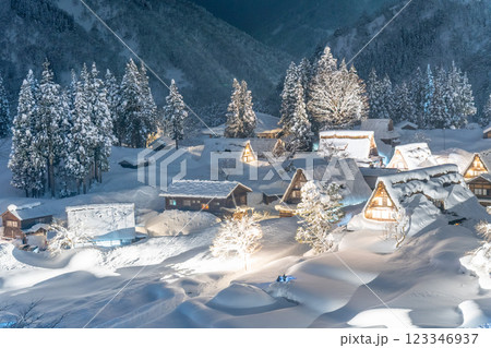 五箇山　相倉合掌造り集落　冬のライトアップ 123346937