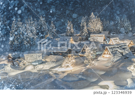 五箇山　相倉合掌造り集落　冬のライトアップ 123346939