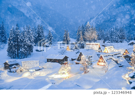 五箇山　相倉合掌造り集落　冬のライトアップ 123346948