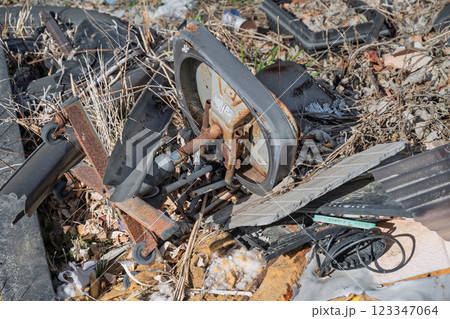 不法投棄　捨てられた事務椅子と荒れた空き地 123347064