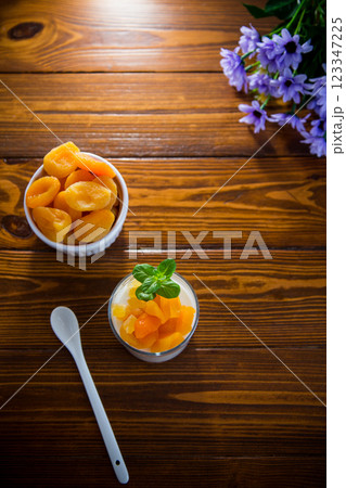 Light breakfast with fruit yogurt and dried apricots 123347225