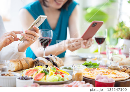 パーティ料理の写真を撮る女性 パーティ料理の写真を撮る女性 123347300