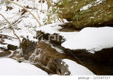 小さな滝 123347317