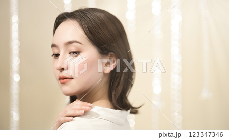 セミロングの若い女性のビューティイメージ セミロングの若い女性のビューティイメージ 123347346