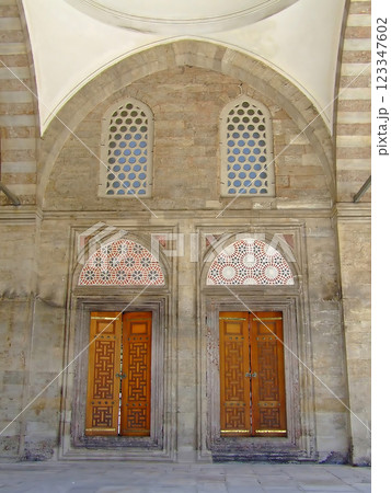 Mosque entrance 123347602