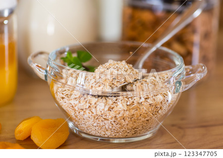 quick breakfast of oatmeal with dried fruits and nuts 123347705