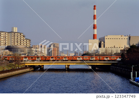 2006年　川を渡る大阪環状線の電車 123347749