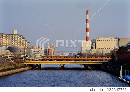 2006年　川を渡る大阪環状線の電車 123347751
