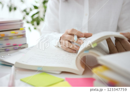 学習するミドル女性の手元 123347759