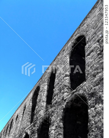 Roman aqueduct angle 123347953