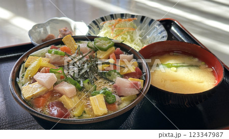 飲食店のメニュー(定食屋さんで食べるばくだん丼) 飲食店のメニュー(定食屋さんで食べるばくだん丼) 123347987