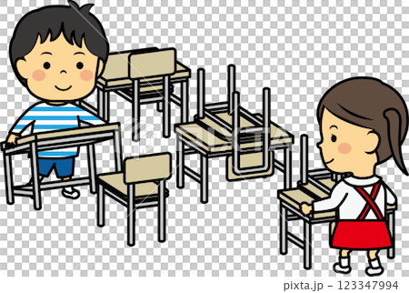 机を移動する小学生男女 123347994