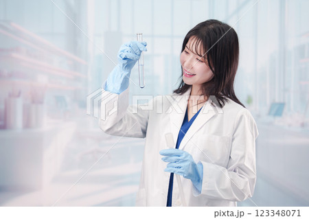 白衣を着て実験をする女性の研究者 123348071