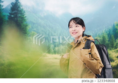 山登りを楽しむ若い女性 123348608