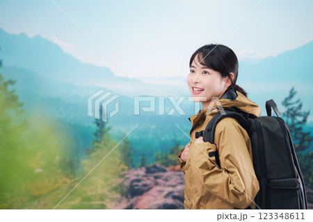 山登りを楽しむ若い女性 山登りを楽しむ若い女性 123348611