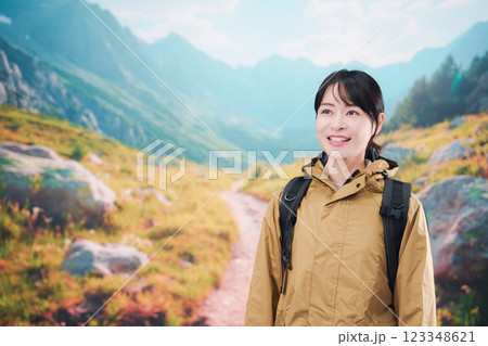 山登りを楽しむ若い女性 山登りを楽しむ若い女性 123348621