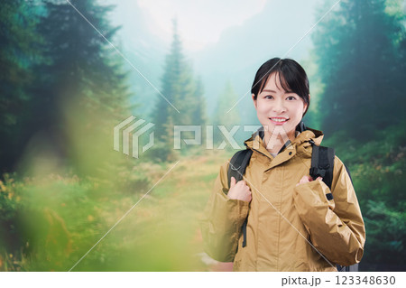 山登りを楽しむ若い女性 山登りを楽しむ若い女性 123348630