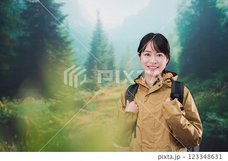 山登りを楽しむ若い女性 山登りを楽しむ若い女性 123348631