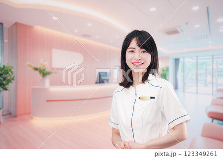 クリニックの受付で働く若い女性 クリニックの受付で働く若い女性 123349261