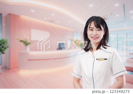 クリニックの受付で働く若い女性 123349273