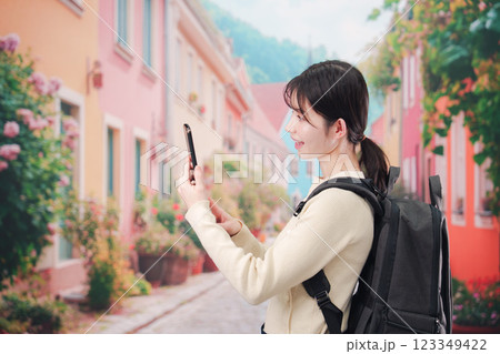 ヨーロッパの街を旅行する若い女性 123349422