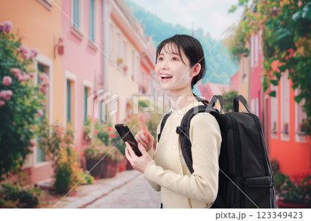 ヨーロッパの街を旅行する若い女性 ヨーロッパの街を旅行する若い女性 123349423