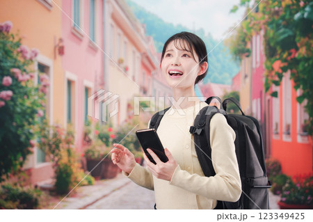 ヨーロッパの街を旅行する若い女性 123349425