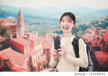 ヨーロッパの街を旅行する若い女性 123349432