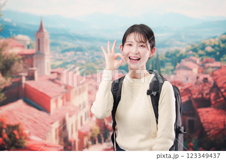ヨーロッパの街を旅行する若い女性 123349437