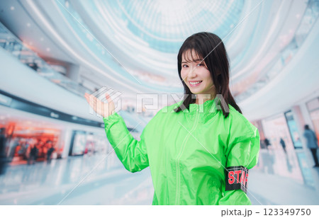 ショッピングモールでお客様の案内をするイベントスタッフ ショッピングモールでお客様の案内をするイベントスタッフ 123349750