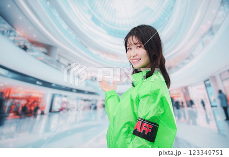 ショッピングモールでお客様の案内をするイベントスタッフ ショッピングモールでお客様の案内をするイベントスタッフ 123349751