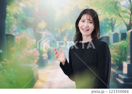 喪服を着てお墓参りをする女性 123350068