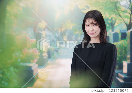 喪服を着てお墓参りをする女性 喪服を着てお墓参りをする女性 123350072