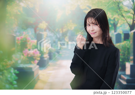 喪服を着てお墓参りをする女性 123350077
