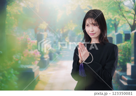 喪服を着てお墓参りをする女性 123350081