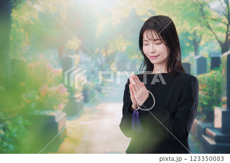 喪服を着てお墓参りをする女性 123350083