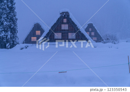 《岐阜県》積雪の白川郷・冬の合掌造り集落 123350543