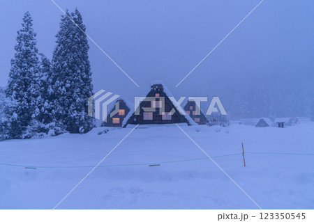 《岐阜県》積雪の白川郷・冬の合掌造り集落 《岐阜県》積雪の白川郷・冬の合掌造り集落 123350545