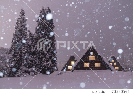 《岐阜県》積雪の白川郷・冬の合掌造り集落 123350566