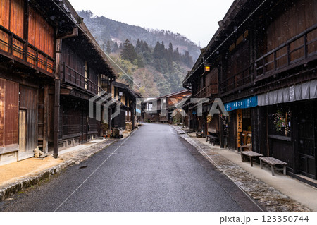 《長野県》雪が降る妻籠宿・木曽の宿場町 《長野県》雪が降る妻籠宿・木曽の宿場町 123350744