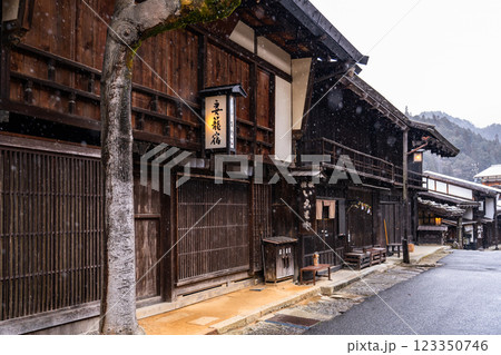 《長野県》雪が降る妻籠宿・木曽の宿場町 123350746