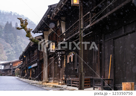 《長野県》雪が降る妻籠宿・木曽の宿場町 《長野県》雪が降る妻籠宿・木曽の宿場町 123350750