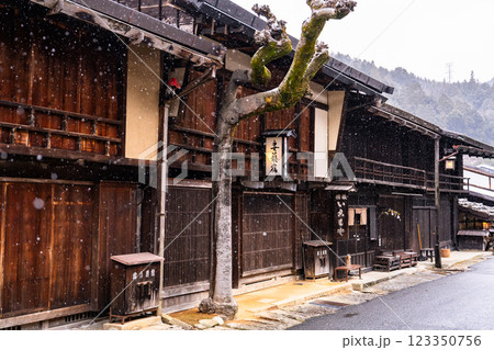 《長野県》雪が降る妻籠宿・木曽の宿場町 《長野県》雪が降る妻籠宿・木曽の宿場町 123350756