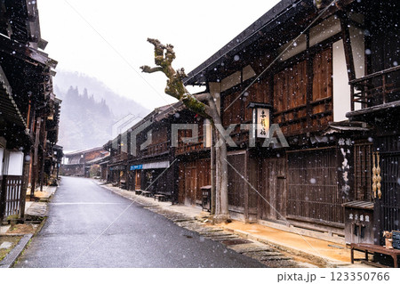 《長野県》雪が降る妻籠宿・木曽の宿場町 123350766