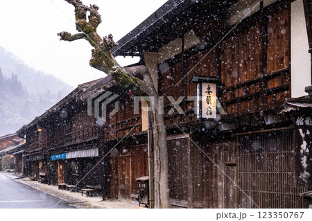 《長野県》雪が降る妻籠宿・木曽の宿場町 《長野県》雪が降る妻籠宿・木曽の宿場町 123350767