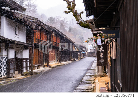 《長野県》雪が降る妻籠宿・木曽の宿場町 123350771
