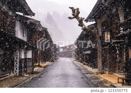 《長野県》雪が降る妻籠宿・木曽の宿場町 《長野県》雪が降る妻籠宿・木曽の宿場町 123350775