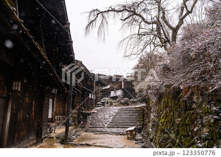 《長野県》雪が降る妻籠宿・木曽の宿場町 123350776